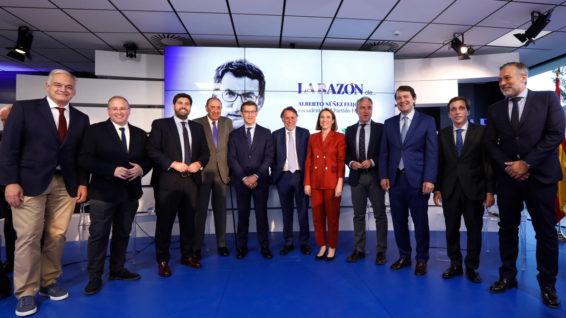 Foto de "familia", con Esteban González Pons, Miguel Tellado, Fernando López Miras, Mauricio Casals, Alberto Núñez Feijóo, José Creuheras, Cuca Gamarra, Elías Bendodo, Alfonso Fernández Mañueco, José Luis Martínez Almeida y Enrique López