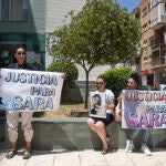 La familia de Sara G., frente a la puerta de los juzgados de Cartagena, en una imagen de archivo
