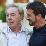 Antonio Banderas (dcha.) y el compositor británico Andrew Lloyd Webber, ayer, en los jardines del Hotel Mandarín Oriental Ritz, en Madrid