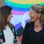 La ministra de Derechos Sociales y Agenda 2030, Ione Belarra (i), junto a la vicepresidenta segunda y ministra de Trabajo y Economía Social, Yolanda Díaz (d), durante el acto institucional organizado con motivo del Día Internacional del Orgullo LGTBI