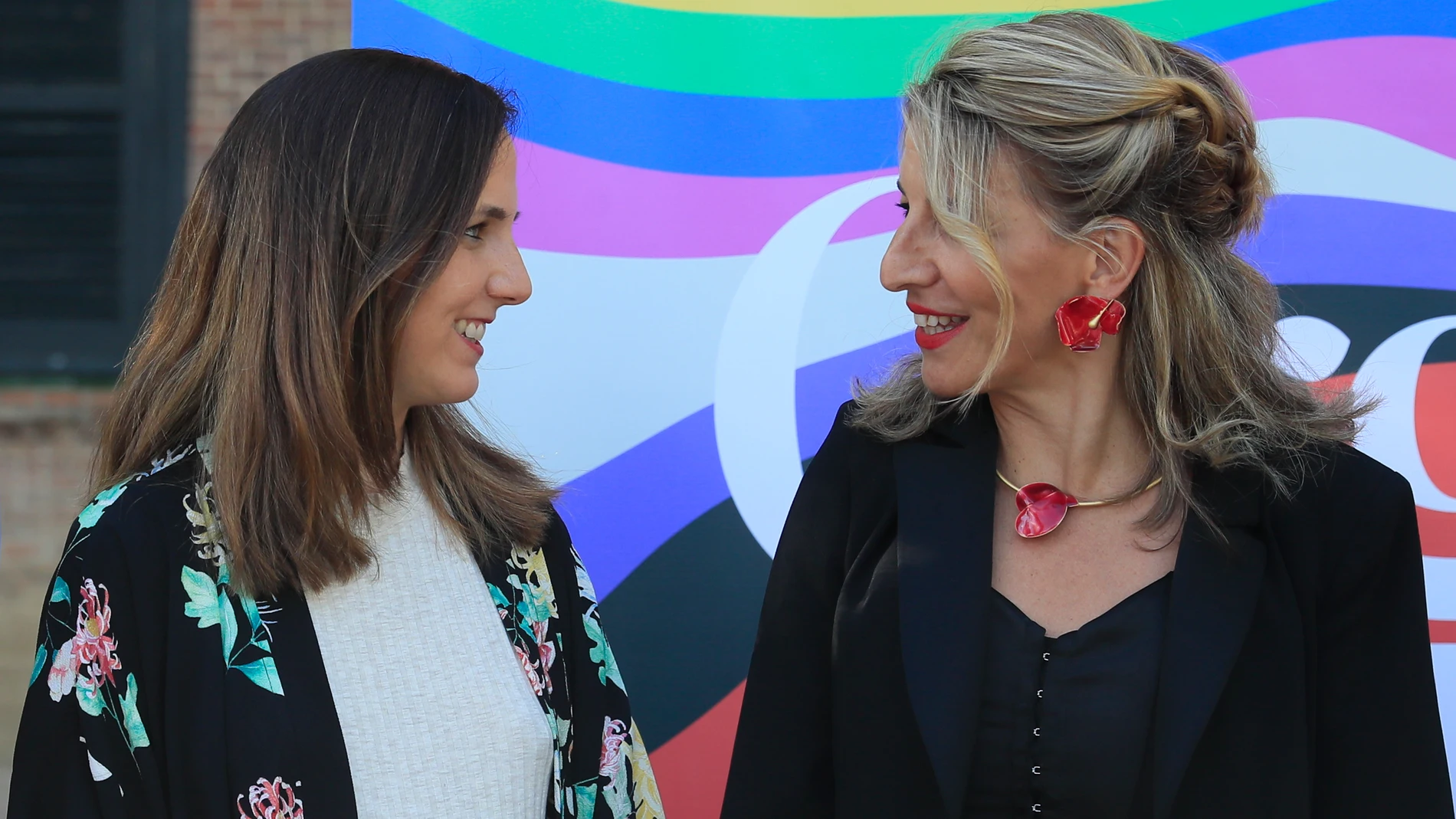La ministra de Derechos Sociales y Agenda 2030, Ione Belarra (i), junto a la vicepresidenta segunda y ministra de Trabajo y Economía Social, Yolanda Díaz (d), durante el acto institucional organizado con motivo del Día Internacional del Orgullo LGTBI