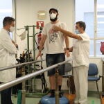 El doctor Xuxo Segura observa a Iván Bustos durante un ejercicio de rehabilitación