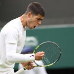 Carlos Alcaraz celebra uno de los puntos en el quinto set ante Struff