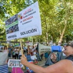 Una trabajadora de Abengoa lanza algunas proclamas junto a varios compañeros y familiares, este martes en Sevilla