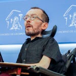 El portavoz de Unidas Podemos, Pablo Echenique, durante una rueda de prensa en el Congreso
