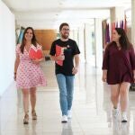 La coordinadora del área de Familia del Grupo Socialista en las Cortes de Castila y León, Nuria Rubio, y el secretario LGTBI de Juventudes Socialistas CyL, Gustavo Moreno, presentan el manifiesto de apoyo al colectivo LGTBI