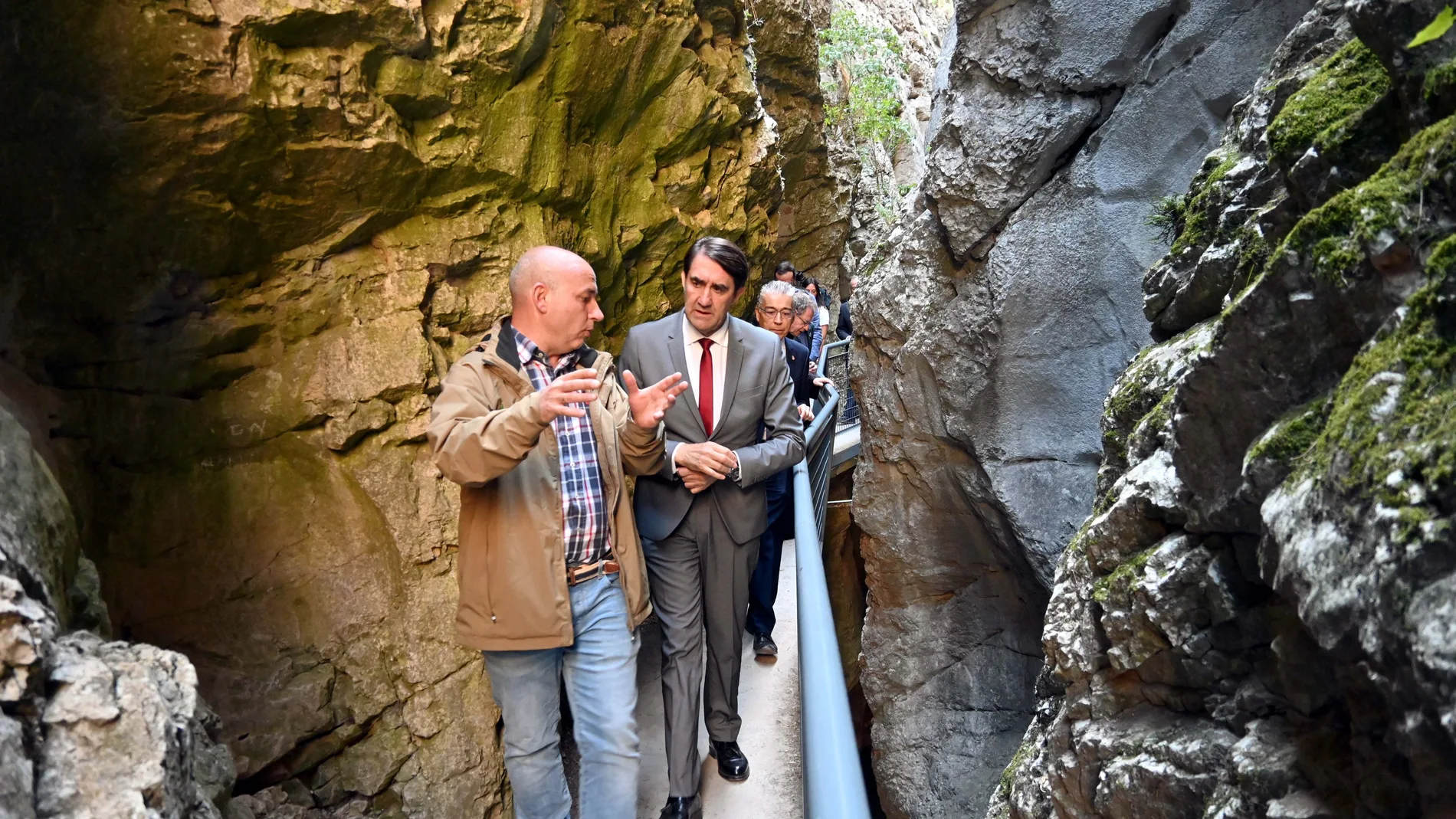El consejero de Medio Ambiente, Vivienda y Medio Ambiente, Juan Carlos Suárez-Quiñones, acompañado de los alcaldes del espacio natural Sabinares del Arlanza-La Yecla y otros representantes institucionales, ha visitado las actuaciones de la Junta en el Desfiladero de la Yecla.