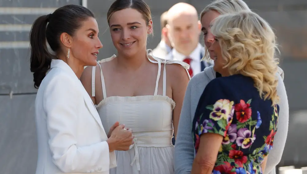 POZUELO DE ALARCÓN (MADRID), 28/06/2022.- La reina Letizia y la primera dama de Estados Unidos, Jill Biden (d), junto a Finnegan (c) y Maisy Baiden (2d), nietas de Jill Biden y el presidente estadounidense Joe Biden, visitan este martes, el centro de acogida de refugiados ucranianos, en Pozuelo de Alarcón (Madrid). EFE/ Mariscal