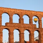 Un globo aerostático sobrevuela los cielos de Segovia, con la vista del Acueducto