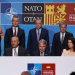 Los ministros de exteriores de Turquía, Mevlüt Çavusoglu; Finlandia, Pekka Haavisto, y Suecia, Ann Linde, firman este martes un acuerdo tras varias horas de reuniones para desbloquear el veto turco
