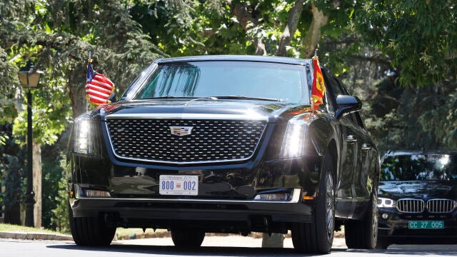 El Cadillac One del presidente de los Estados Unidos, Joe Biden, desplazándose por Madrid