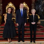 MADRID, 28/06/2022.- Los Reyes de España acompañados de la Presidenta de la Comisión Europea, Ursula von der Leyen, durante la recepción a los jefes de estado y jefes de gobierno hoy martes en el Salón del Trono del Palacio Real, en Madrid. EFE / Juanjo Martín.