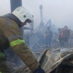 Más de mil operarios buscan supervivientes entre los escombros del centro comercial de Kremenchuk que fue bombardeado este lunes