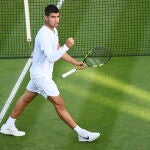 Carlos Alcaraz celebra su clasificación para la tercera ronda de Wimbledon