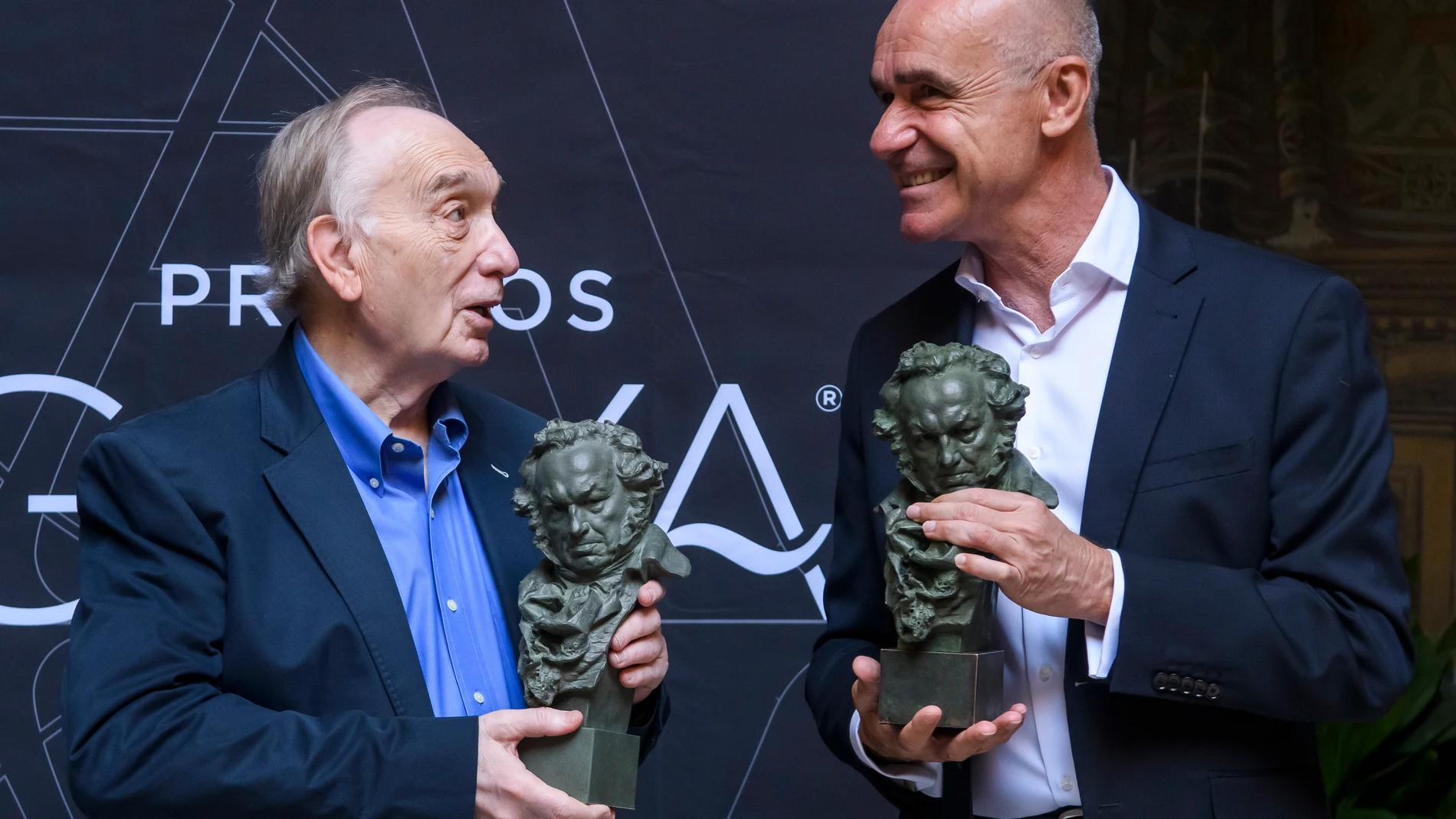 Fernando Méndez-Leite (izquierda) y Antonio Muñoz sostienen unas estatuillas durante la presentación de la gala, este miércoles en Sevilla