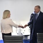 La primera ministra sueca, Magdalena Andersson, saluda a Recep Tayyip Erdogan antes de su reunión este martes en Madrid