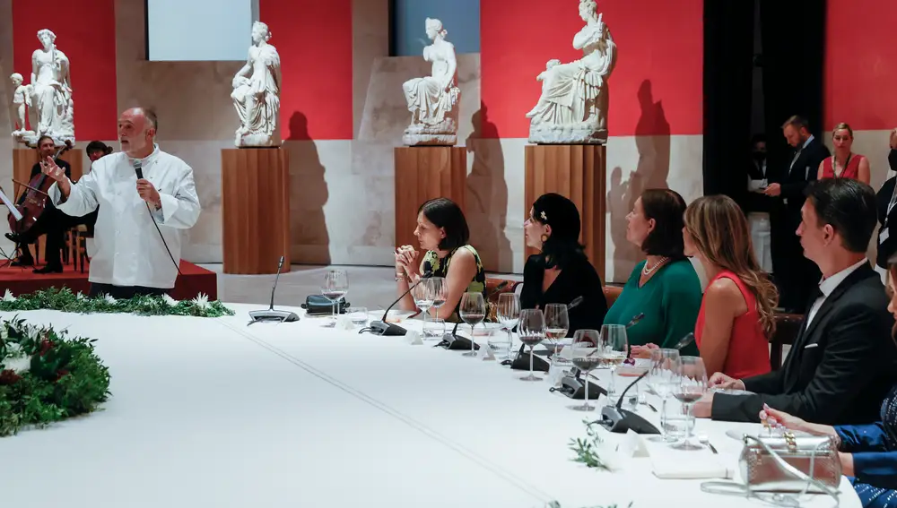 El chef José Andrés (i) se dirige a los acompañantes de los jefes de Estado y de Gobierno que participan en la cumbre de la OTAN