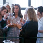 La reina Letizia con los acompañantes de los mandatarios que asisten a la cumbre de la OTAN en su visita a la Fábrica de Vidrio en la Granja de San Idelfonso, Segovia