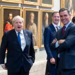 El primer ministro de Reino Unido, Boris Johnson, (1i); la directora de la cátedra extraordinaria de Transformación Social Competitiva de la UCM y esposa de Pedro Sánchez, Begoña Gómez (1d), y el presidente del Gobierno, Pedro Sánchez (2d)