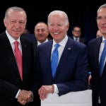 El presidente de los Estados Unidos, Joe Biden (c), saluda al presidente turco, Recep Tayyip Erdogan (i), ante el secretario general de la OTAN, Jens Stoltenberg