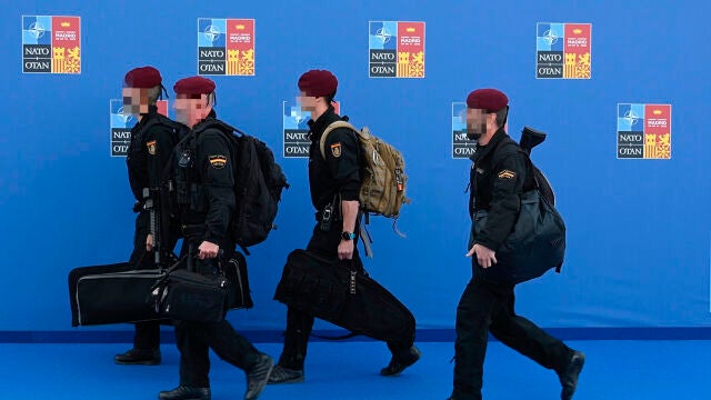 Miembros de la policía nacional a su llegada a la primera jornada de la cumbre de la OTAN en el pabellón de Ifema en Madrid.