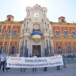 Trabajadores de Abengoa, este miércoles ante la fachada principal del Palacio de San Telmo
