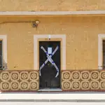 Fachada de la vivienda de Dos Hermanas donde fueron hallados los cadáveres de las dos personas