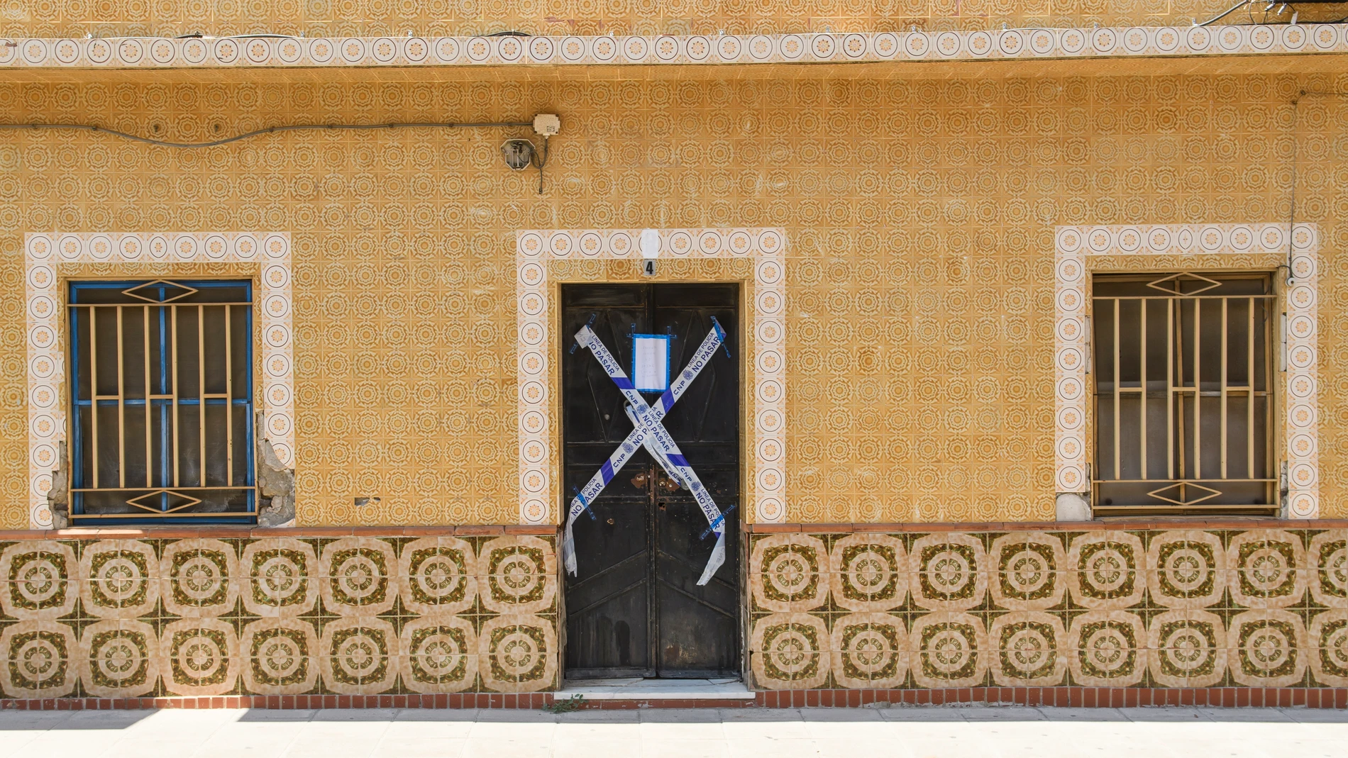 Fachada de la vivienda de Dos Hermanas donde fueron hallados los cadáveres de las dos personas