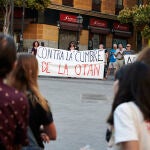 Un momento de la concentración en contra de la cumbre de la OTAN hoy en la plaza madrileña de Lavapiés