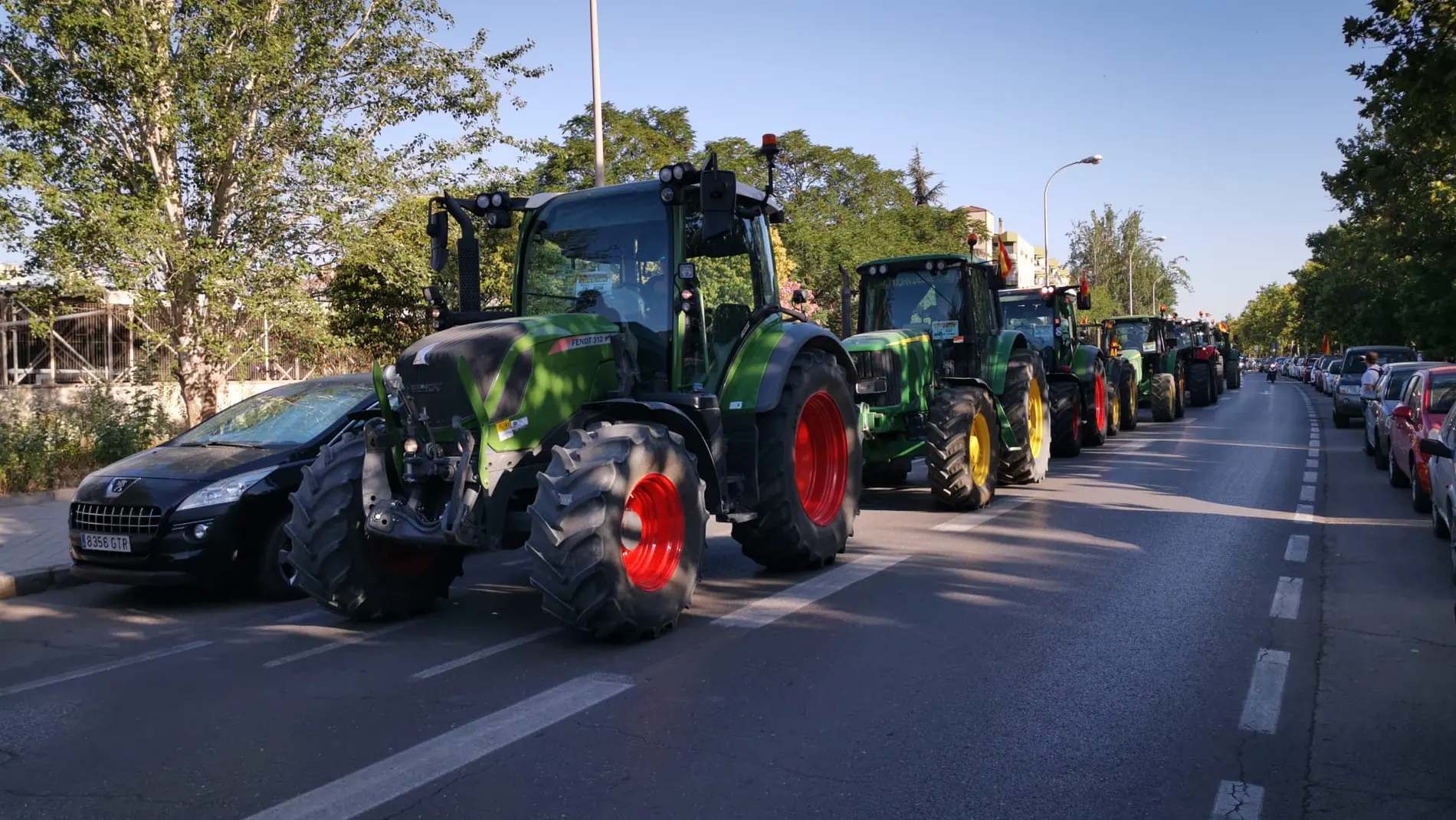Algunos de los tractores participantes en la protesta contra los precios del gasóleo y la luz