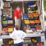 El presidente de la Diputación de Segovia, Miguel Ángel de Vicente, visita a un vendedor ambulante