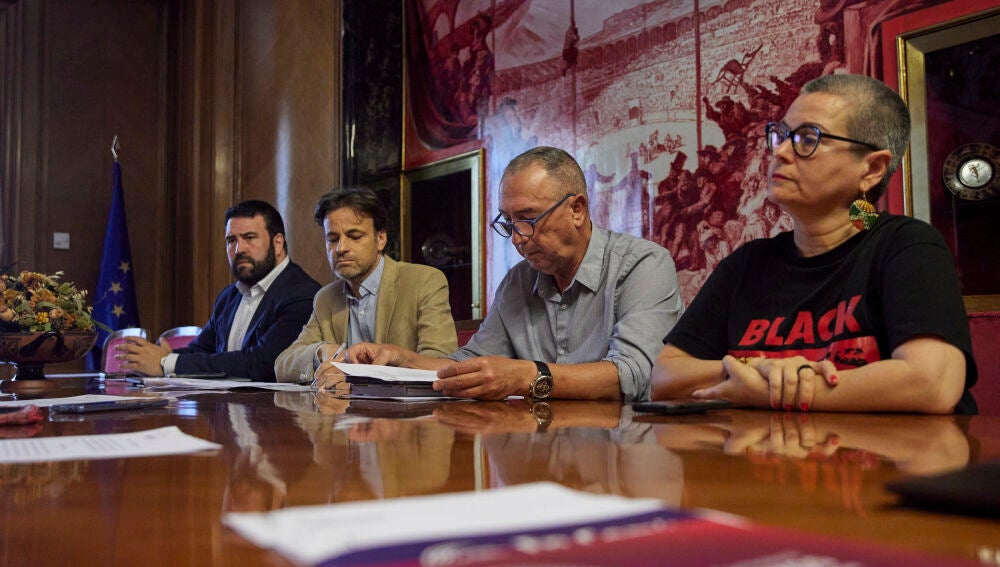 El diputado de EH Bildu, Jon Iñarritu; el presidente de Unidas Podemos-En Comú Podem-Galicia Común, Jaume Asens; el portavoz de Compromís en el Congreso, Joan Baldoví; y la diputada de ERC, María Carvalho, durante una reunión, en el Congreso de los Diputados