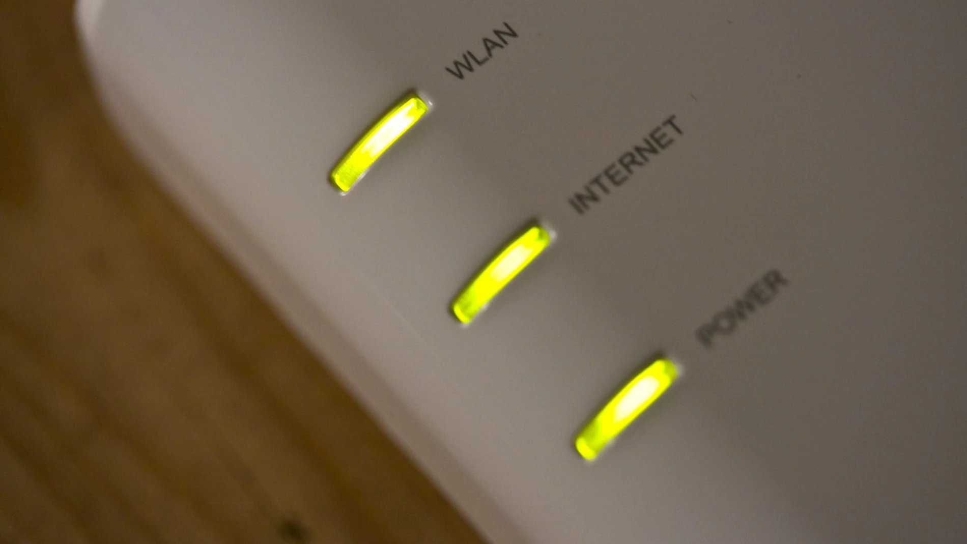 No es lo mismo tener las antenas del "router" en posición vertical que horizontal.