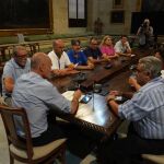 El alcalde de Sevilla, Antonio Muñoz, durante su reunión con el comité de Abengoa, el pasado 28 de junio