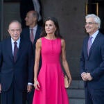 El jurista, diplomático y político Gregorio Marañón Moya; la Reina Letizia y el director del Teatro Real, Ignacio García-Belenguer Laita, saludan a su llegada al Teatro Real para recibir a los acompañantes de los participantes en la cumbre de la OTAN.