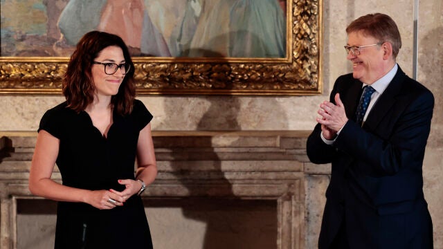 El president de la Generalitat, Ximo Puig, junto a la vicepresidenta y portavoz del Consell y consellera de Igualdad y Políticas Inclusivas, Aitana Mas, durante el acto de promesa de cargo celebrado en el Salón Dorado del Palau de la Generalitat