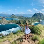 Los nómadas digitales pueden instalarse en cualquier lugar del mundo en el que haya acceso a Internet. Aquí, Osiris Martínez en el Parque Nacional de Komodo, Flores, Indonesia.