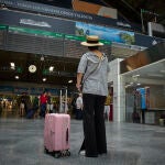 Una pasajera con su maleta en la estación de Atocha-Estación de Madrid-Chamartín, a 1 de julio de 2022