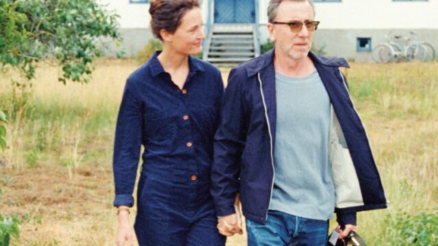 Vicky Krieps y Tim Roth en "La isla de Bergman"
