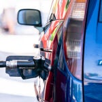 Un hombre echa gasolina en una estación de servicio, el primer día de la primera operación salida del verano de 2022. 01 JULIO 2022;OPERACIÓN SALIDA;DESPLAZAMIENTOS;VERANO;2022;TRANSPORTE;VIAJES;VACACIONES;VEHICULOS;ATASCO;COCHES;COMBUSTIBLE;GASOLINA A. Pérez Meca / Europa Press 01/07/2022