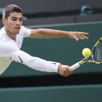 Carlos Alcaraz golpea un revés contra el alemán Oscar Otte en su partido de tercera ronda de Wimbledon