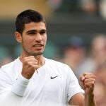 Carlos Alcaraz celebra su triunfo ante Oscar Otte en tercera ronda de Wimbledon