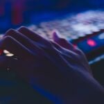 Un ciberdelincuente en un ordenador