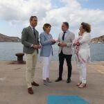 Arroyo junto al consejero de Presidencia, Administraciones Públicas e Interior de la Junta de Andalucía, Elías Bendodo, el consejero de Presidencia, Turismo, Cultura y Deportes de la Región, Marcos Ortuño, y la presidenta de la APC, Yolanda Muñoz