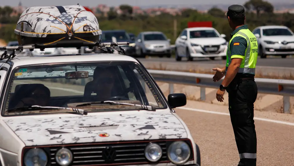 Un agente de la Guardia Civil para a un vehículo durante un control de la Guardia Civil