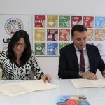 La rectora de la Universidad de Huelva, María Antonia Peña, y por el director de la Fundación Caja Rural del Sur, Emilio Ponce, durante la firma del convenio de colaboración