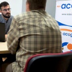 Pablo Martín, responsable del Servicio de Igualdad de Trato y No Discriminación de Salamanca Acoge, asesora a un ciudadano ruso al que han bloqueado las cuentas bancarias
