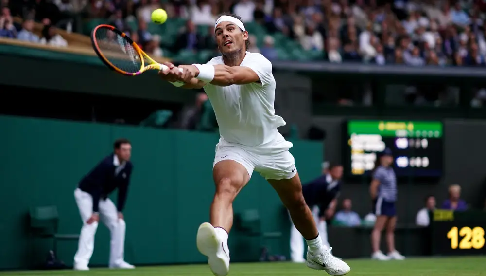Nadal, durante su partido de tercera ronda de Wimbledon ante Lorenzo Sonego