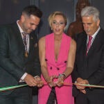 Rocío Carrasco, el alcalde de Chipiona, Luis Mario Aparcero y el concejal de turismo del municipio, Francisco Javier Query, durante la inauguración del Centro de Interpretación Rocío Jurado hoy sábado en la localidad gaditana.