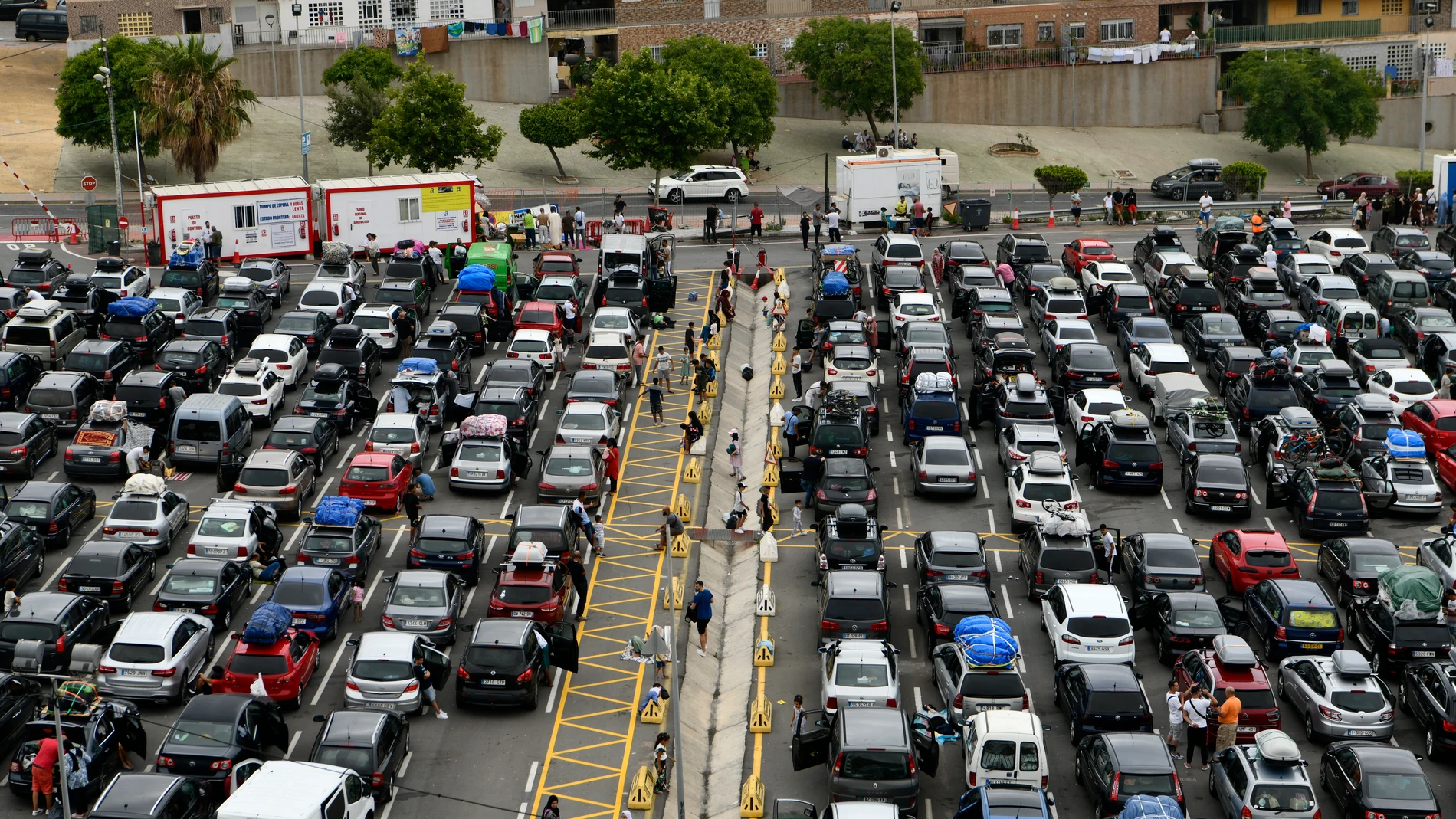 Numerosos coches esperaban el año pasado en el marco de la Operación Paso del Estrecho (OPE)
